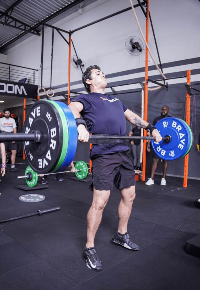Atleta executando levantamento de peso olímpico